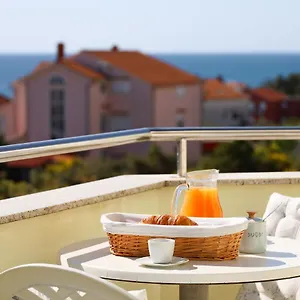  Apartment The Florens Near The With The Pool, Bbq And Kids Playground, Diklo